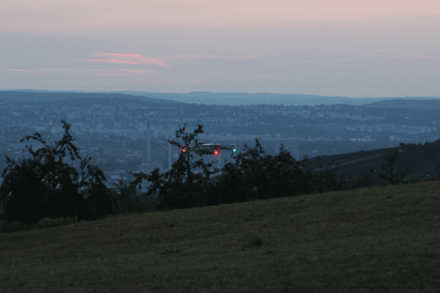Die DJI Air 2S schwebt gerade in der Luft